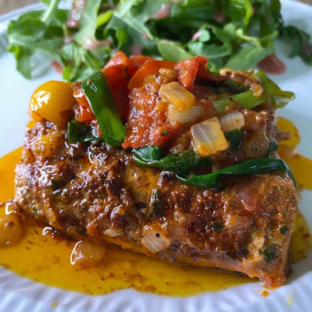 ケリスのインスタグラム：「Get ready for tomorrow’s gold mine box ! Put your notifications on !!!!! Live at 10 am pst Tuesday 8/4 Tandoori masala rubbed butter salmon from @wildalaskancompany and guava lime hibiscus vinaigrette drizzle on some good greens 🥬 perfect summer eats !」