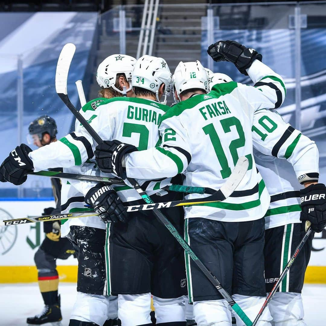 ダラス・スターズさんのインスタグラム写真 - (ダラス・スターズInstagram)「#hockeyhugs are back 🚨   #GoStars」8月4日 9時35分 - dallasstars