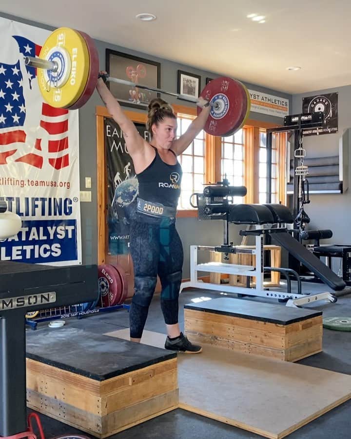 マッティ・ロジャーズのインスタグラム：「Florida hurricane things bought me an extra training day here, so we went to work on making things technically NICE. A bunch of singles at “cruise” weights as I like to think of them; heavy enough to feel & for any funk to come out, but not heavy enough to be hard. So grateful to be able to come out here and get some in person coaching time. We only get to see each other a few times a year really, so these trips are always extra special. Not to mention I just love it here so much. Back to good ol (stinky) Florida in the morning.  @2poodperformance @romwod @aimees2cents @catalystathletics」