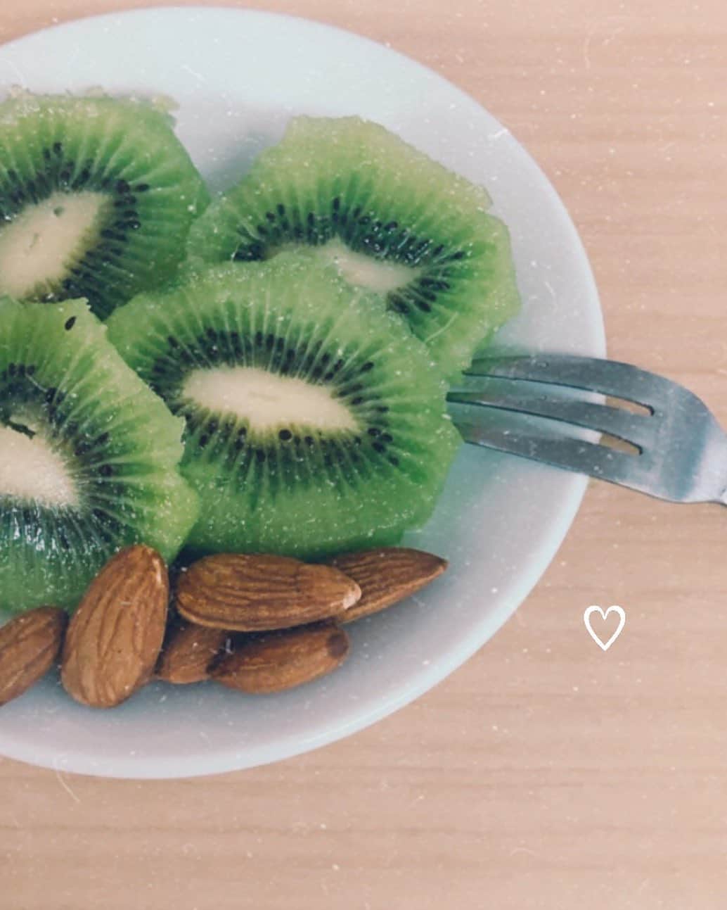 西本ヒカルのインスタグラム：「・ 🥝🥜♡ 間食におすすめ☺︎」