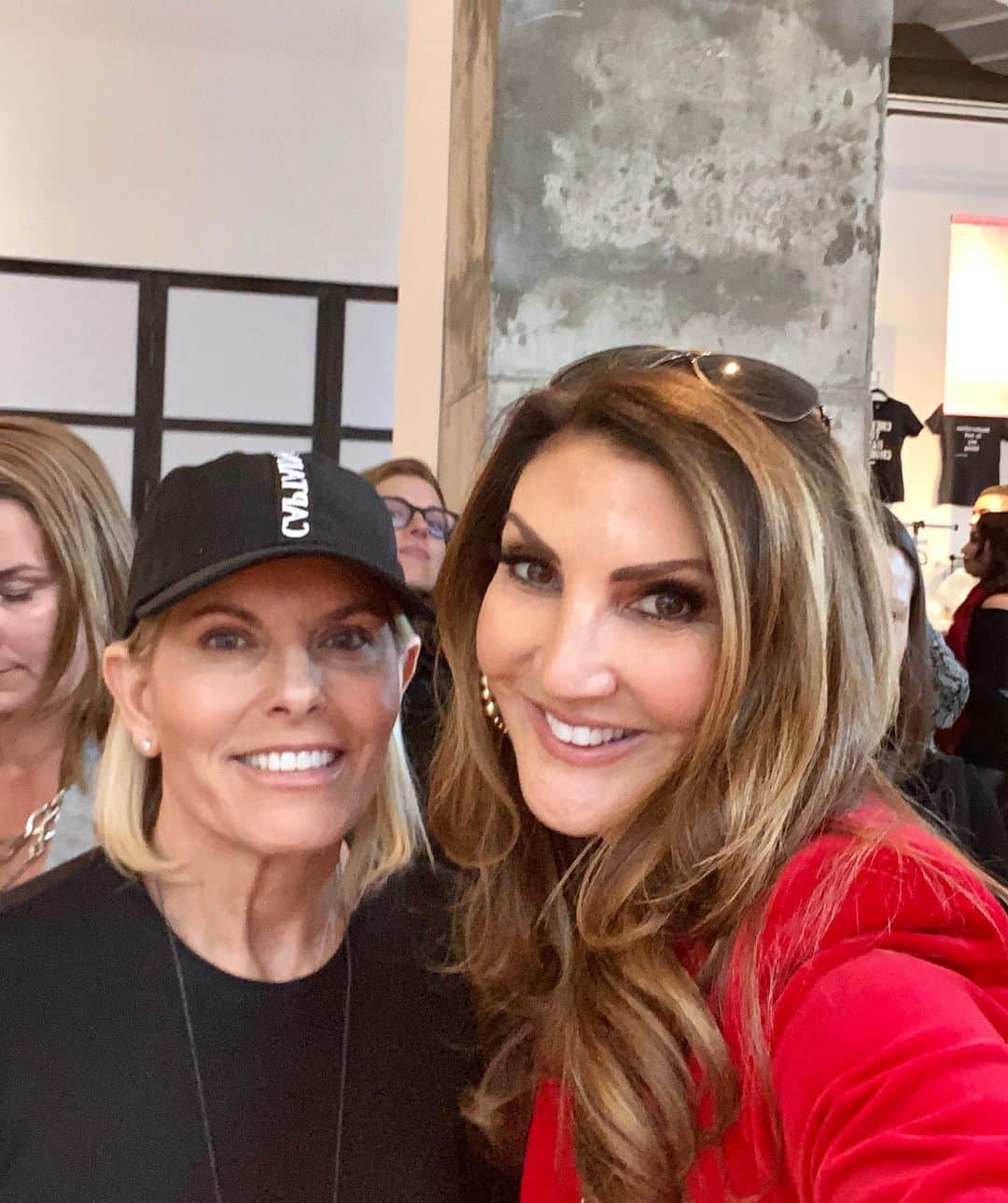 ヘザー・マクドナルドのインスタグラム：「On tomorrow’s Juicy Scoop I have @captainsandrayawn from #belowdeckmed 🛳 She tells me what she thinks about her own staff speaking out against her, misogyny in the workplace, and surviving pirates! ➡️Swipe to see the other juicy topics I cover on the episode- up at midnight! Which hot topic do you want to hear about most?」