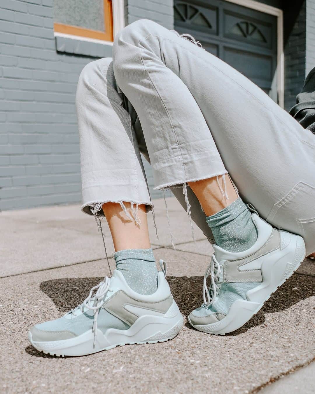 のインスタグラム：「From pastels to pops, our Maddox Jogger is available in 7 different colorways. This monotone moment is from @chasingkendall. #SummerStyle  When you shop at KennethCole.com, we donate to THE MENTAL HEALTH COALITION –a life-changing movement working to destigmatize all mental health conditions by unifying our partners’ efforts, including those focused on the emotional well-being of Black communities. #BlackLivesMatter Info link in bio.」
