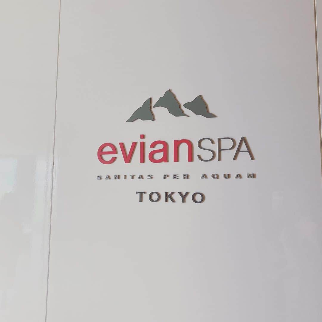 金子エミさんのインスタグラム写真 - (金子エミInstagram)「念願のエビアンのお水で出来ているプールで泳いでいます🏊🏻‍♂️🏊🏻‍♀️  なめらかなお水でお肌に優しいのがとても嬉しいプールです。 #エビアン #Évian」8月4日 10時05分 - emikaneko1114