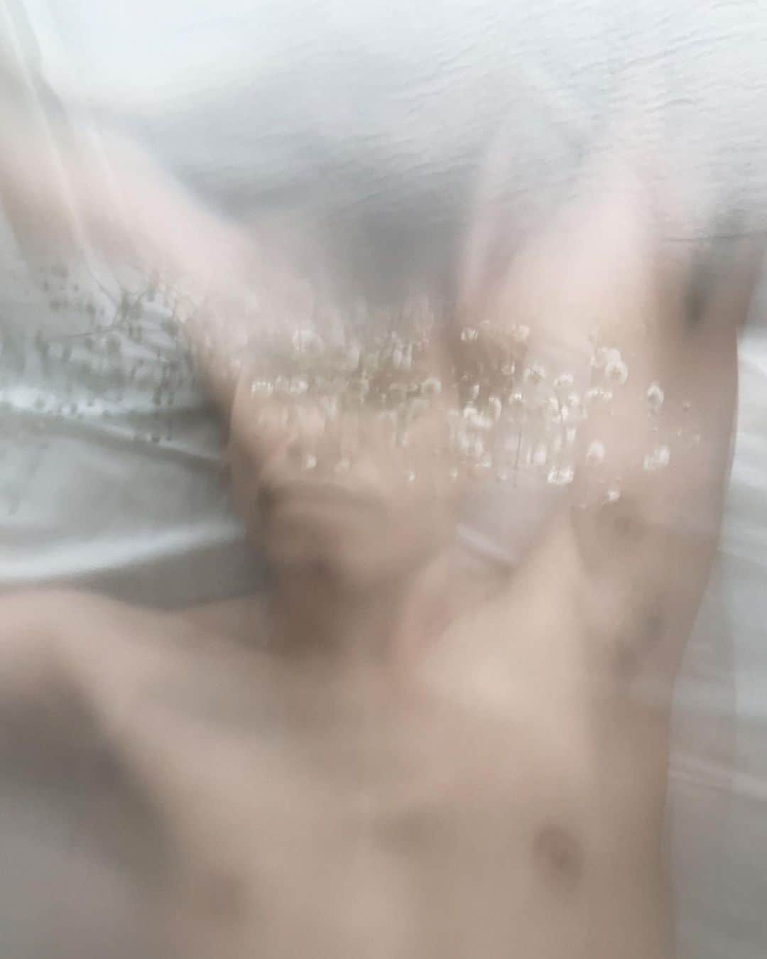 櫻田宗久のインスタグラム：「櫻田宗久写真展「水晶をとこ　瞑想をどり」 9月4日(金)～13日(日)　2会場にて同時開催  2会場は開廊時間、休廊日が異なりますのでご確認ください。会期中のイベント等の追加情報はホームページに掲載します。  ★神保町画廊🔗　開廊時間: 13時～19時　会期中無休 千代田区神田神保町1－41－7　安野ビル1階  ★路地と人🔗　　開廊時間: 16時～21時　水曜日休廊 千代田区神田三崎町1－15－9　木暮ビル2階  お気に入りの水晶を持って私は男を占わず、鏡の世界で美を作って遊んでいた。 そのうち光の中に入って私はいなくなりあなたとなった。 あなたも私で、世界のすべて。  そのうち私は前にいる男と一緒に瞑想をしていたことに気がついた。 iPhone片手に世界と繋がりながら瞑想をどり。  踊らされているのではなく自ら踊る。 諦めや投げやりな踊りではなく 自らの自由を掴むためのダンス。  あなたも現れ私と一緒に遊ぶ。 いつしか私たちは水晶の様に透明になって、光って。  櫻田宗久が普段から使っているiPhoneで 水晶や花、ガラスをレンズ越しに携え男性ヌードを撮り下ろした最新作。 作品は2018年〜20年にかけて撮影された。 神保町画廊と路地と人での2拠点で開催する個展となります。  #2020 #art  #artgallerys #artist #photography  #櫻田宗久 #sakuradamunehisa  #contemporaryart #artcollectors  #fineartphotography #abstractphotography #contemporaryphotography #fineart  #abstractart #artcurators  #gay #gayart #artforummagazine  #malenude #instart #arte #현대사진 #미술　#chromosome #japan #艺术作品」