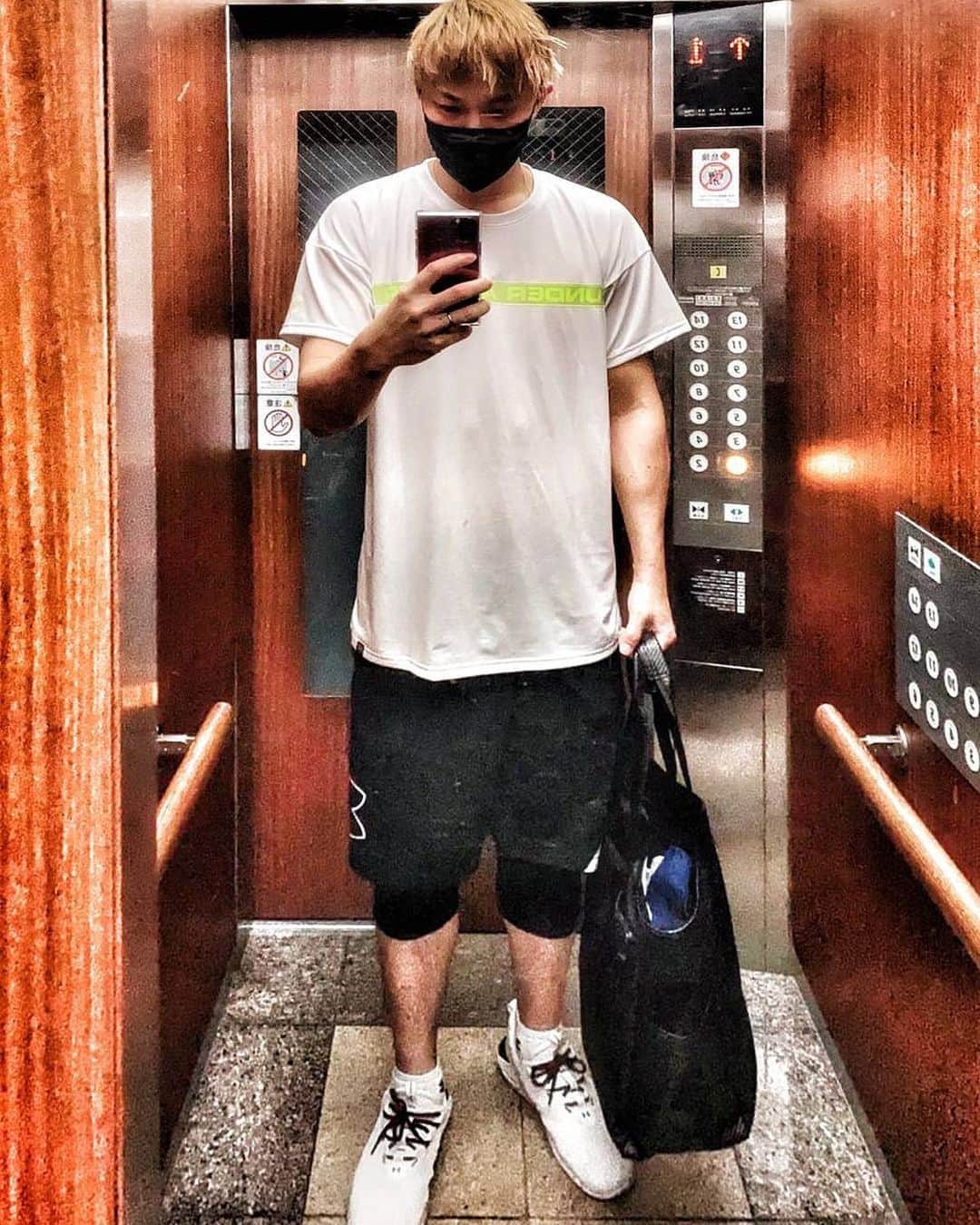 宇都直輝のインスタグラム：「今日の朝ラン🏃‍♂️  #underarmour #全身アンダーアーマー #寝癖ぴょん」
