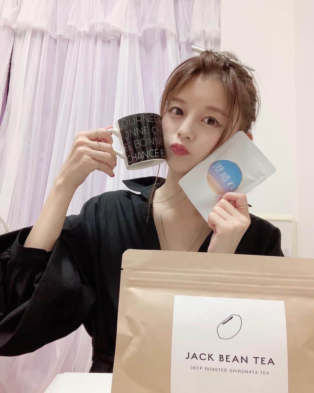 のインスタグラム：「今週は在宅勤務week🏠 マイペースにお仕事してます💻 ・ 休憩時間に「JACK BEAN TEA」飲んでます🍵ダイエットとむくみ解消に効くの！ ・ サプリはバランス偏りがちなので GLA、DHA、EPA、DPAの入った澄晴れサプリ飲んでるよ💊 血流がよくなったりリラックス効果抜群！ ・ お家時間は愛犬膝にのせてお仕事☺️❤️ ほっこり🐶🐶🐶 ・ #澄晴れ  #セルフケア #健康サプリ #pr #サプリ #栄養補助食品 #Naturich #キレイデラボ　 #キレイデラボ公認アンバサダー　 #ジャックビーンティー　 #JACKBEANTEA　 #🐶 #愛犬 #ダイエット女子 #ダイエット #きょうのわんこ #めざましテレビ」