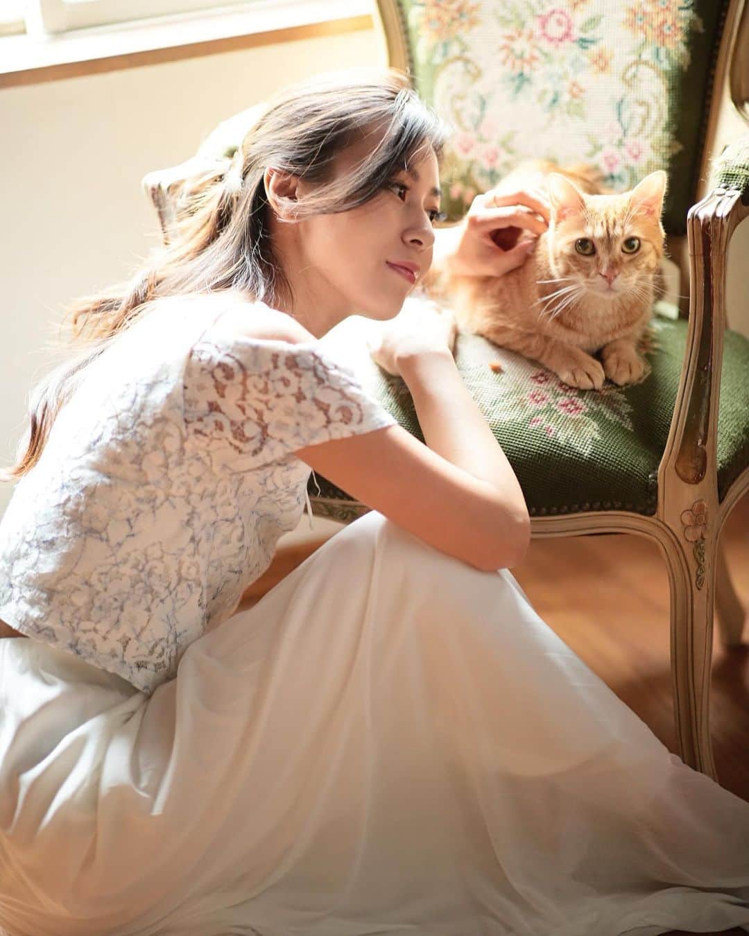 若尾綾香さんのインスタグラム写真 - (若尾綾香Instagram)「☆ ･ﾟ *･ ꨄ𝓂𝓎 𝒷𝒾𝓇𝓉𝒽𝒹𝒶𝓎ꨄ *･ ･ﾟ 誕生日を迎えました。 愛猫と一緒に過ごす日々が幸せ。 何気ない毎日も幸せ。 30代とっても楽しいな。 . 皆さま、いつもありがとう。 たくさんのありがとうを込めて🌹 _____________  𝟸𝟶𝟸𝟶.𝟶𝟾.𝟶𝟺♕ ‾‾‾‾‾‾‾‾‾‾‾‾‾‾‾‾‾」8月4日 10時13分 - ayaka_wakao