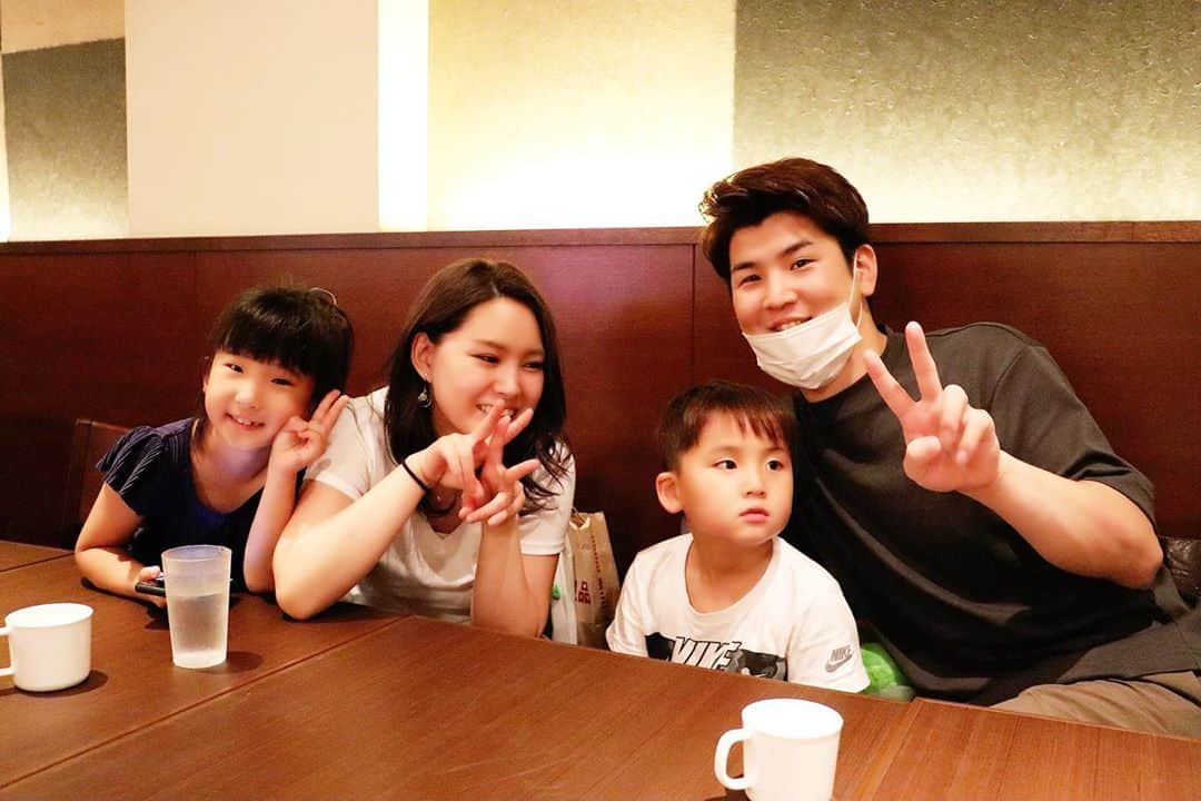 Momoeのインスタグラム：「. .  千葉家と遊んだ日の写真❤️❤️ . せなしん いつ会ってもかわええ...🤤💓 どんどん大人になっていく🥺💓 . 4枚目、しんばの くしゃみを激写して笑った🤣 . 楽しかった❤️❤️ . . #happy #家事 #育児 #family #家族 #boy #smile #男の子 #息子 #code #love #lucky #kids #子供 #thankyou #宝物 #ベビー #fashion #follow #心 #縁 #パパ #ママ #家族写真 #男の子ママ #赤ちゃん写真 #photo #子育て #1歳 #flower」