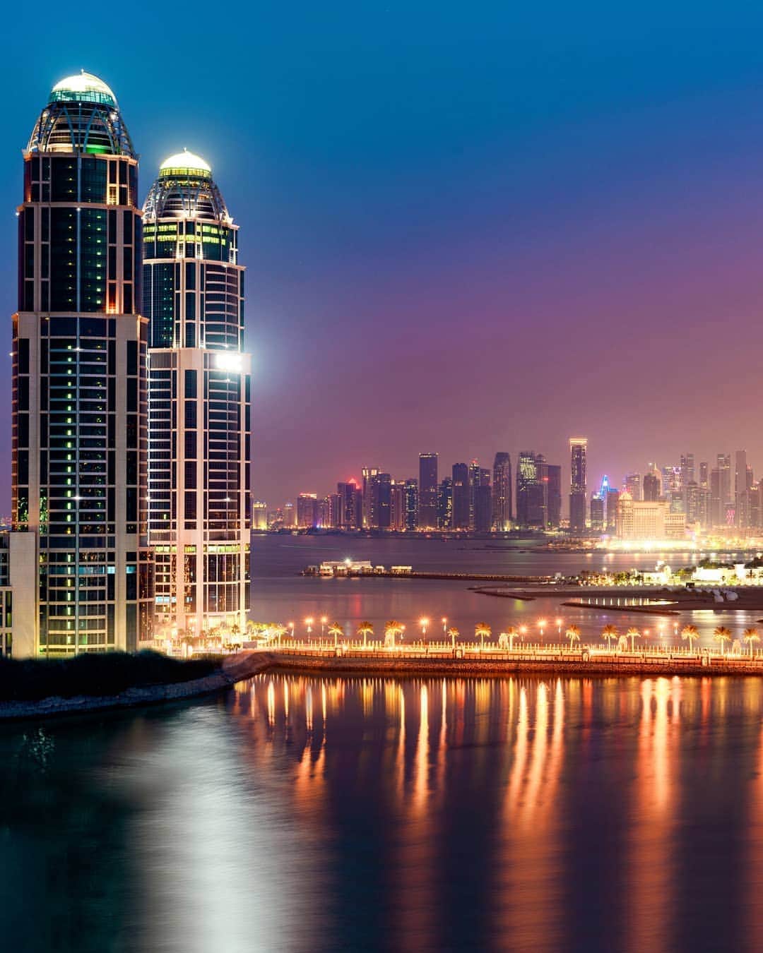 リッツ・カールトンさんのインスタグラム写真 - (リッツ・カールトンInstagram)「Beachside views reframed by new lights at nightfall — one of our favorite #RCMemories from #Doha.」8月4日 10時35分 - ritzcarlton