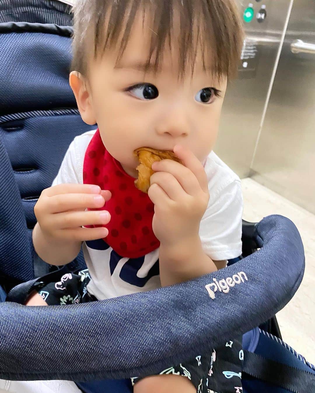 Momoeのインスタグラム：「. .  おれ、クロワッサン食べられるんだぜ🥐 . . #happy #家事 #育児 #family #家族 #boy #smile #男の子 #息子 #code #love #lucky #kids #子供 #thankyou #宝物 #ベビー #fashion #follow #心 #縁 #パパ #ママ #家族写真 #男の子ママ #赤ちゃん写真 #photo #子育て #1歳 #flower」