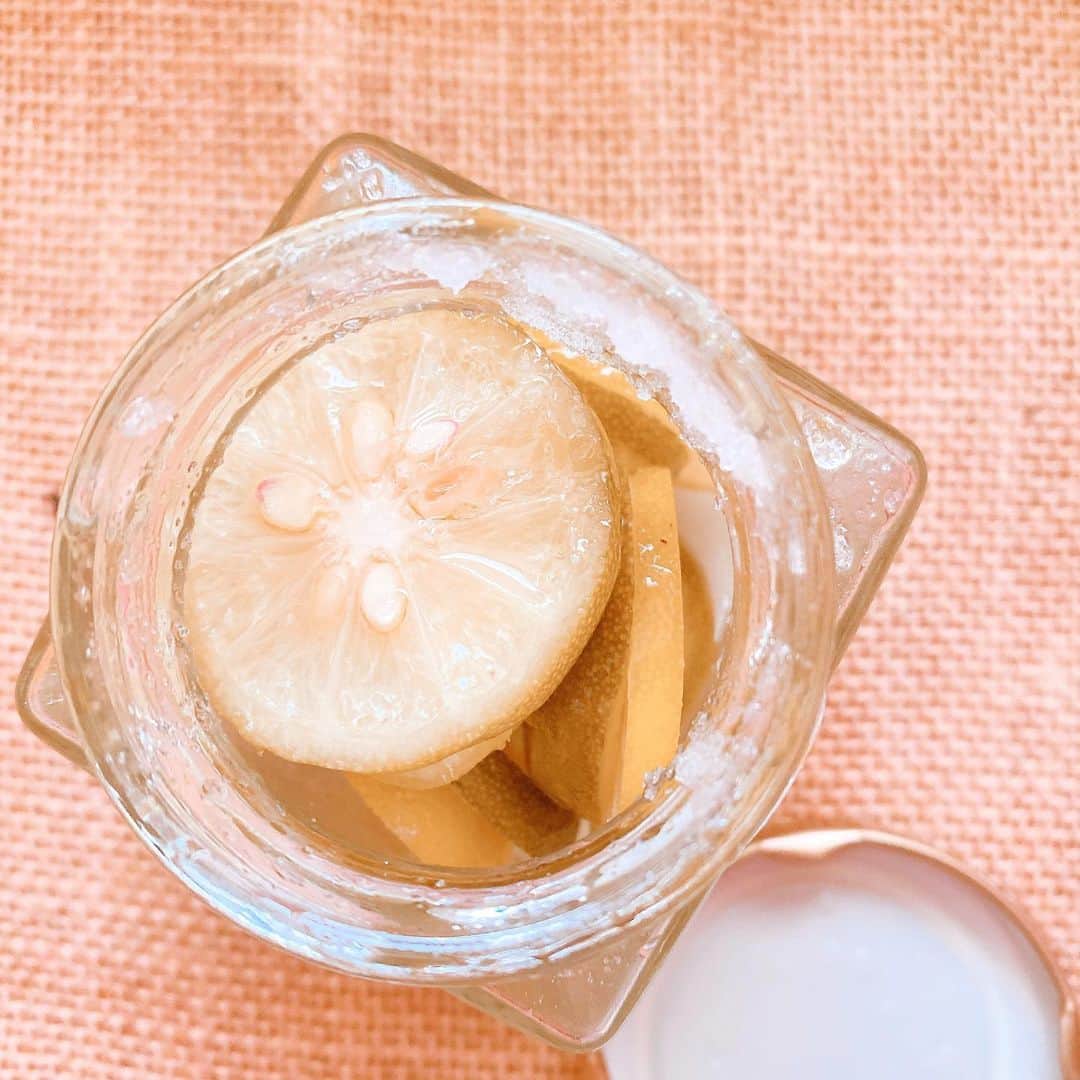 青山志穂さんのインスタグラム写真 - (青山志穂Instagram)「塩で漬けたメキシコ産のフレッシュライム。 フレッシュとはまた違う魅力があります。 角の取れた丸い酸味と旨味。熟成した厚みのある香りがたまりません。  #ライム #塩レモン #塩ライム #テキーラ #塩 #ソルトコーディネーター #青山志穂 #テキーラ #メスカル #カクテル」8月4日 10時53分 - shiho_aoyama_