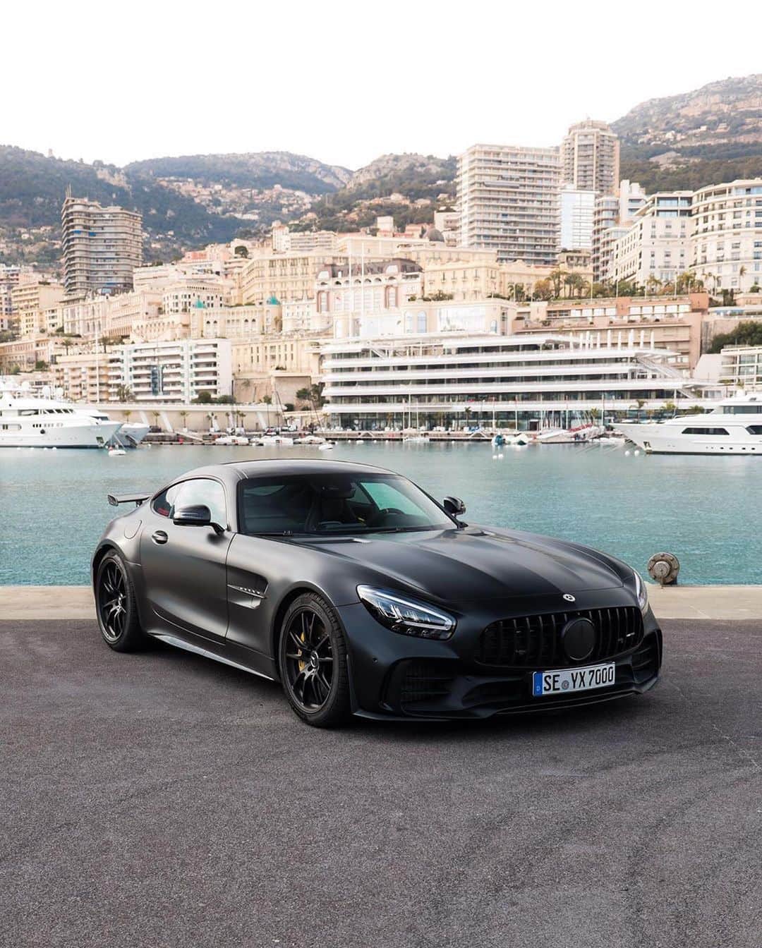 CARLiFESTYLEさんのインスタグラム写真 - (CARLiFESTYLEInstagram)「Which view for you? Mercedes AMG GT R with @thesatincrew  Photo @autogram.ger #carlifestyle #amggtr」8月4日 10時54分 - carlifestyle