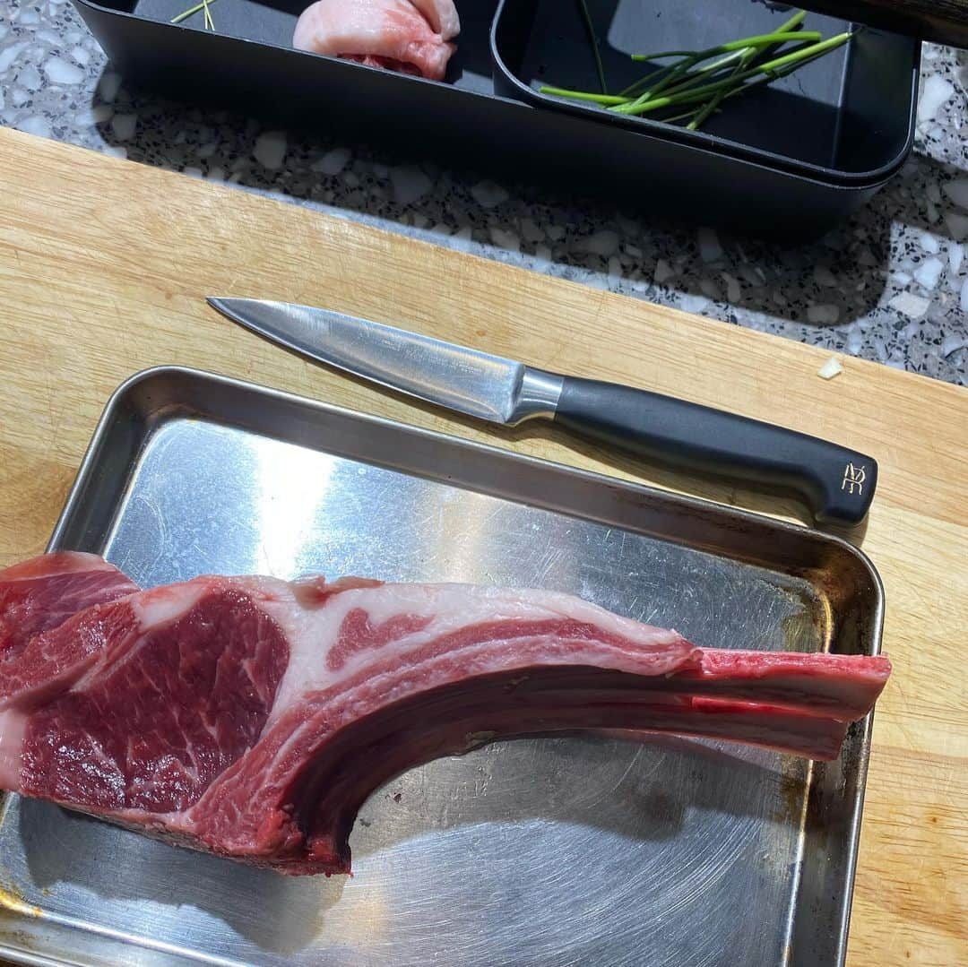 ユリ さんのインスタグラム写真 - (ユリ Instagram)「처음 도전해본 양갈비  잡내 제거까지 완료 ✔️👩🏻‍🍳  양고기의 5번 12번 등갈비 부분을  허브크러스트로 구워낸 프렌치랙+   양밥의 끝판왕 #더티라이스🍛  그리고 직접 만들어 본  #민트페스토 #그릭요거트소스   #LambChop#허브크러스트#Herbcrust#양갈비#DirtyRice」8月4日 11時02分 - yulyulk