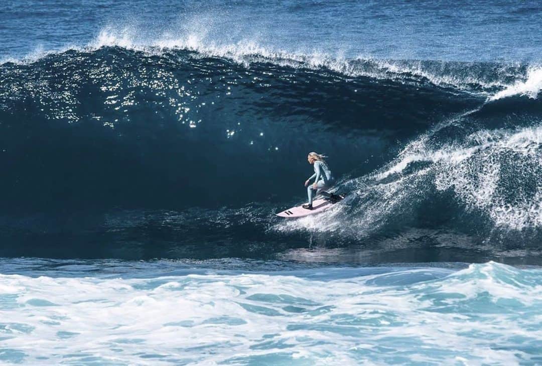 ローラ・エンバーのインスタグラム：「Pretty winter blues @billabongwomens @dhdsurf 📷@gsphoto_ @undonefilm」