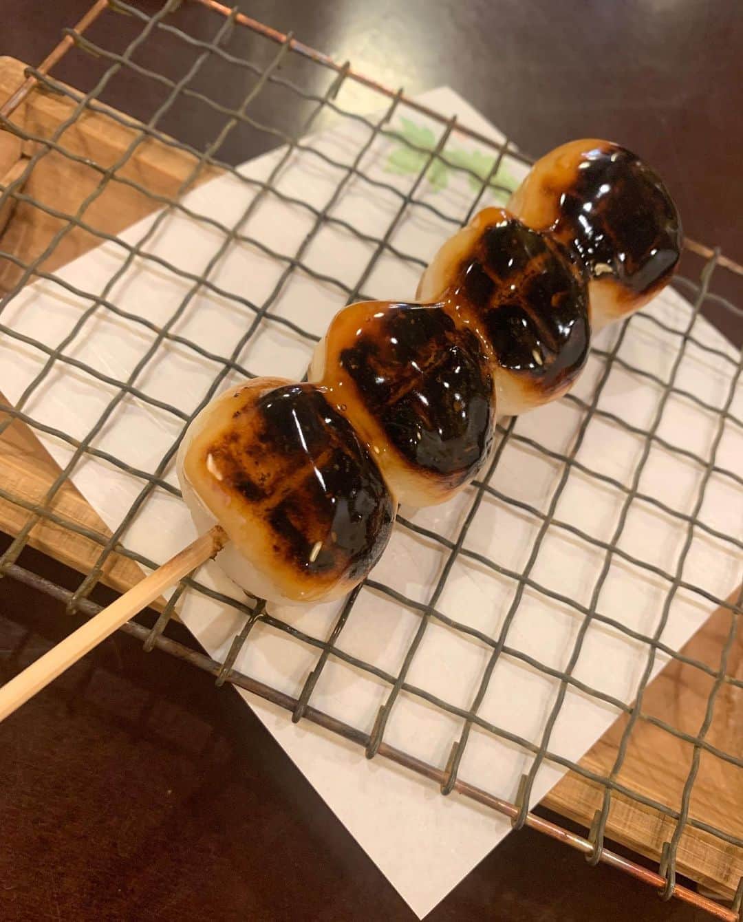 柳田なつみさんのインスタグラム写真 - (柳田なつみInstagram)「この前、撮影で京都に行った時に @wakana.dango でかき氷とお団子を食べてきました🍡💕 ・ 今まで食べたかき氷の中で、トップレベルで美味しかった…！ふわふわで甘くて、ボリューム満点！ ・ このお団子、焼きたての外はサクッと中はふんわり♫な1番ベストな美味しさで食べれるのが20秒以内らしい！熱々のみたらし団子、癖になる美味しさでした💕 ・ 京都へ行った時は、また行ってみよう💕 ・ ・ #京都かき氷 #かき氷 #京都カフェ #和香菜 #祇園 #エスプーマ #抹茶 #チョコミント #トリドリベース #pr」8月4日 10時56分 - nachu_nemu