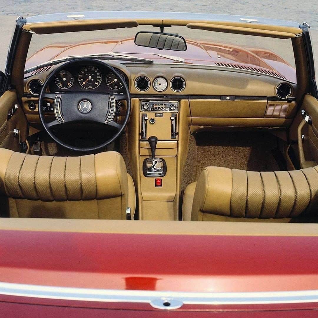 のインスタグラム：「A classic, timeless interior. The Mercedes-Benz 350 SL from the R 107 series is the roadster for every-day use.  #MBclassic #R107 #MercedesBenz  via @mercedesbenzmuseum」