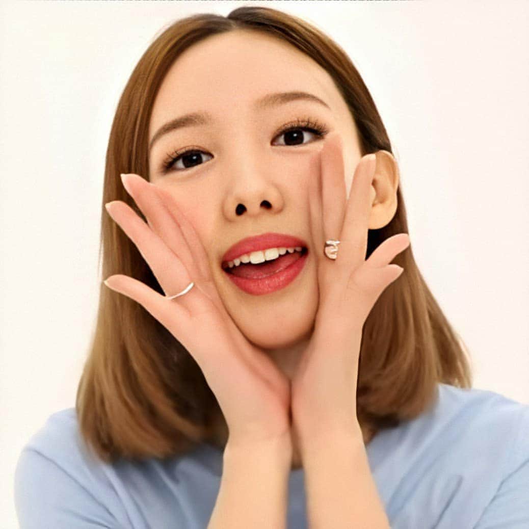 ナヨンさんのインスタグラム写真 - (ナヨンInstagram)「♪ 🌼💙 © TWICE ↬#Nayeon #TWICE #나연 #트와이스 ♡」8月4日 11時01分 - twnayeon