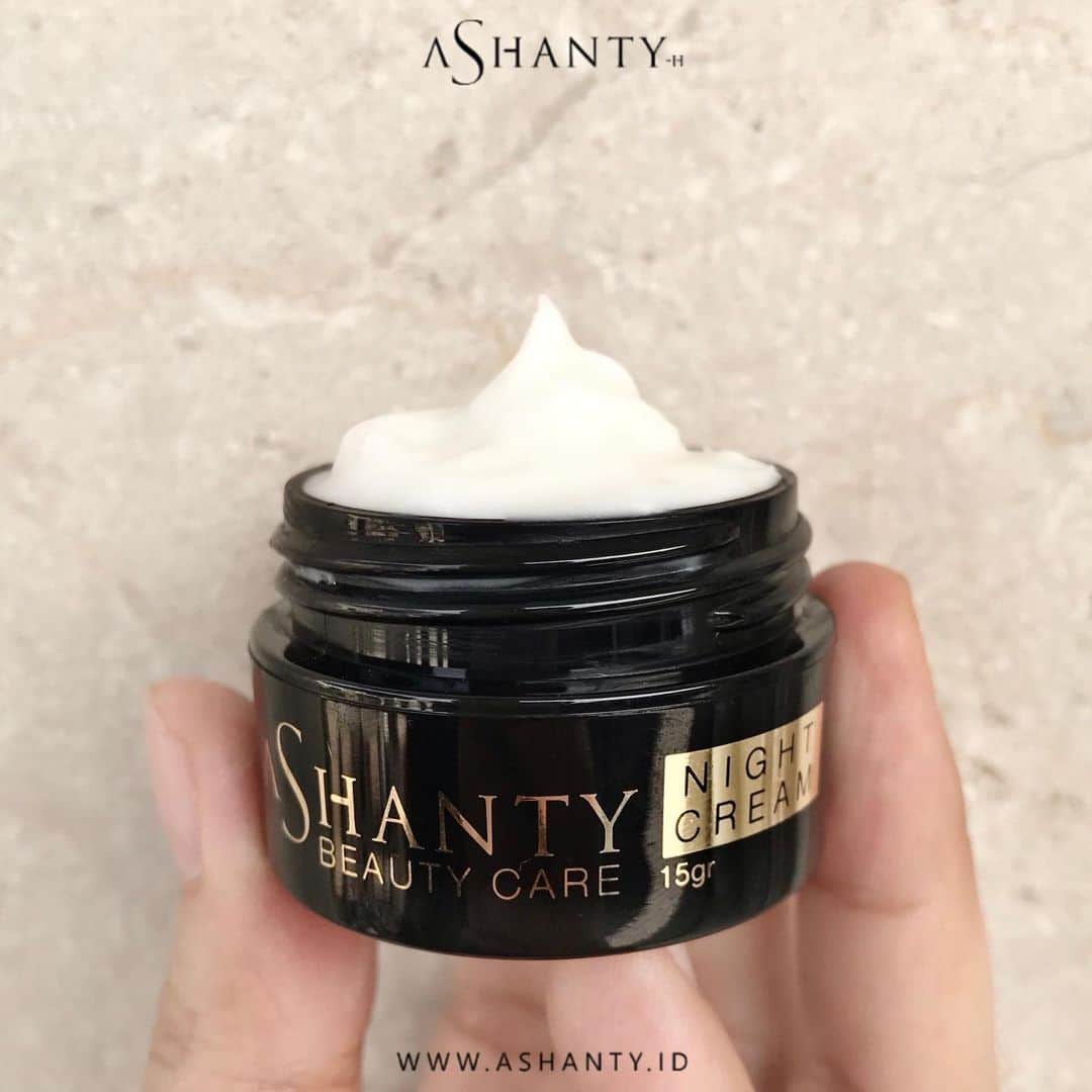 ASHANTY BEAUTY CREAM OFFICIALのインスタグラム：「Cream malam sangat berperan penting dalam merawat dan menutrisi kulit wajah dimalam hari. Membuat wajah lebih cerah, lembut, lembab, kencang, dan kenyal. Krim malam anti-aging berperan sebagai firming, penarikan, ataupun anti-kerut.   Lawan tanda penuaan dini dari sekarang dengan rutin menggunakan cream perawatan wajah yang sudah mengandung anti aging 🤍🖤  _____________________________ Informasi dan pemesanan  Ashanty Beauty Cream Chat Via WA: 087778489900 WA: 081293823950 WaA: 085781140354 WA: 081287388885 ⚡️ Fast Respons Click Link On Bio Instagram @ashantyid ❣️ ______________________________ #ashantybeautycream #creamashanty #skincareashanty #skincare #skincareartis #skincarelokal #creamwajah #creamperawatanwajah #obatjerawat #jerawat #kosmetik #krimwajah #creamwajah #whiteningcream #ashantyid #ashanty #ahha #kepastian #aurelhermansyah」