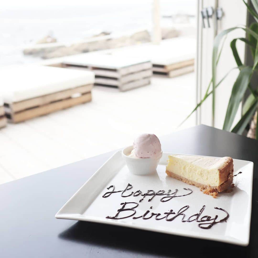 Eri Satoのインスタグラム：「7月はじめに、逗子·葉山にある素敵なカフェ、 UNDER THE PALMO hayama ( @underthepalmo.jp ) でランチしたよ☺️ 4ヶ月ぶりに @haruru0724 に会えたよー😭💞 · 店内も風通しよく開放的で テラスからは海が見えるよ🌊 ピザもドリンクも美味しかった😋 しかもお誕生日までお祝いしてもらったのー😭✨ (誕生日6月ね🤣) · 梅雨明けしたからますます海が綺麗だろうなー✨ 落ち着いたらまた行きたいお店のひとつです💛 · 幼稚園は1週間早まって夏休み 旦那も今日からまた在宅ワークになりました😂 · #underthepalmo#hayama #葉山#beach#cafe#海#海の見えるカフェ #葉山カフェ#逗子#逗子カフェ#カフェ好きな人と繋がりたい」