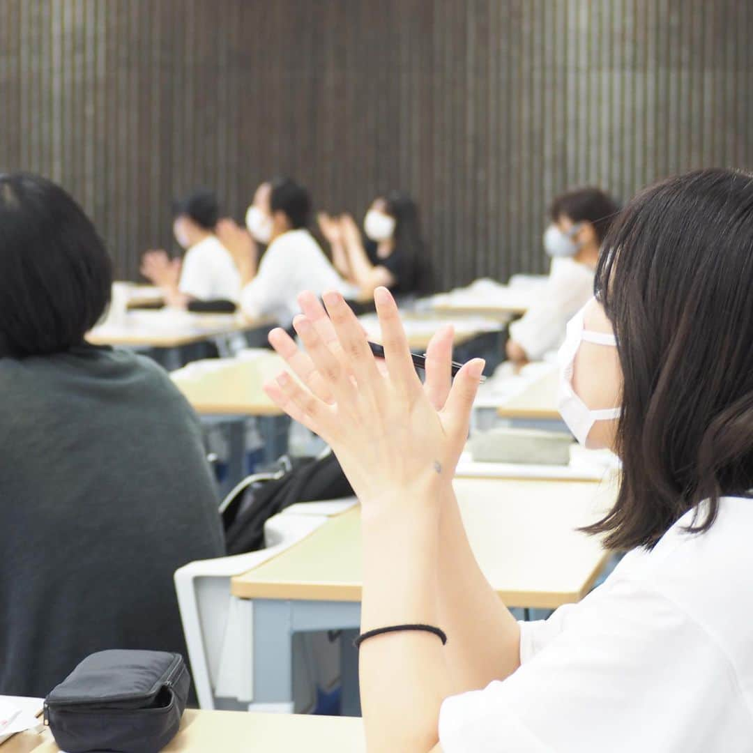 福岡女子短期大学さんのインスタグラム写真 - (福岡女子短期大学Instagram)「こんにちは、福岡女子短期大学です。 . 昨日、健康栄養学科２年生「栄養指導論実習」では、学生による発表が行われていました。 . 目の前の子ども達に対して「#食育」を行うことを想定し各自が紙芝居を手作りしました。 . 学生たちが作った紙芝居は、どれも子どもたちに伝えたい想いが詰まった作品に仕上がっていました。 . #福岡女子短期大学 #福女短　#栄養士　#栄養教諭　#食育活動 #栄養士の卵 #栄養教諭の卵」8月4日 11時04分 - fukuoka_wjc