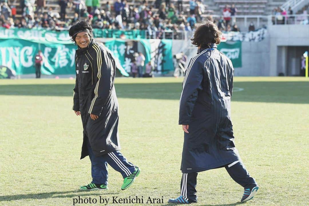 石川直宏さんのインスタグラム写真 - (石川直宏Instagram)「偉大な2人に果敢に挑む。 . 2004年10月、日産スタジアムでのF・マリノス戦。 . アシストから先制したものの、奥ダイさんに2点獲られて敗戦。 . マツくん、ダイさん、サッカーが大好きな2人のことだからきっと何処かでニコニコしながらボールを蹴ってるんじゃないかな？ . まさかこの2人が、って今も思ってしまうけど、あらためて素敵な2人と同じ時代に同じチームでプレーできて幸せでした。 . 2枚目、2011年4月3日アルウィンで行われた東日本大震災チャリティーマッチ後。この日がマツくんと話した最期になりました。 . 見て！この企んだ顔 笑 . 「ナオ！松本で待ってるからな！本気だから！」 . このタイミングでもそう。試合前、別れ際、3回同じ事を言われました。 . どんな想いで言ってくれたんだろうな？マツくんは真っ直ぐだから本気だったろうな。俺は、「もーちょいFC東京で頑張ります」と伝えたけど。 . もう9年か。早いな。 マツくんの存在は今も人生の道しるべ。新たなチャレンジもマツくんのお陰です。 . カッコ悪りぃわ！って言われないように自分らしく突き進みます！ . . #松田直樹 #想いをつなぐ #命をつなぐ #3forever #横浜Fマリノス #fmarinos #松本山雅 #yamaga #奥大介 #永遠のサッカー小僧 #偉大な先輩方 #fctokyo #FC東京 #tokyo #石川直宏」8月4日 22時07分 - sgss.18