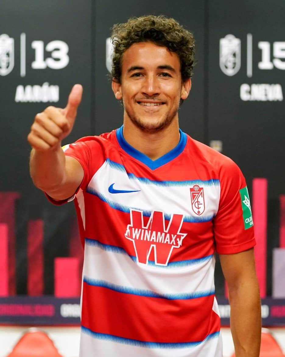 LFPさんのインスタグラム写真 - (LFPInstagram)「❤️👍 A happy new FACE at @granadacf! • ❤️👍 ¡Una sonriente CARA nueva en el #Granada! • #LuisMilla #LaLiga #LaLigaSantander #LaLigaTransfers #Football」8月4日 21時59分 - laliga