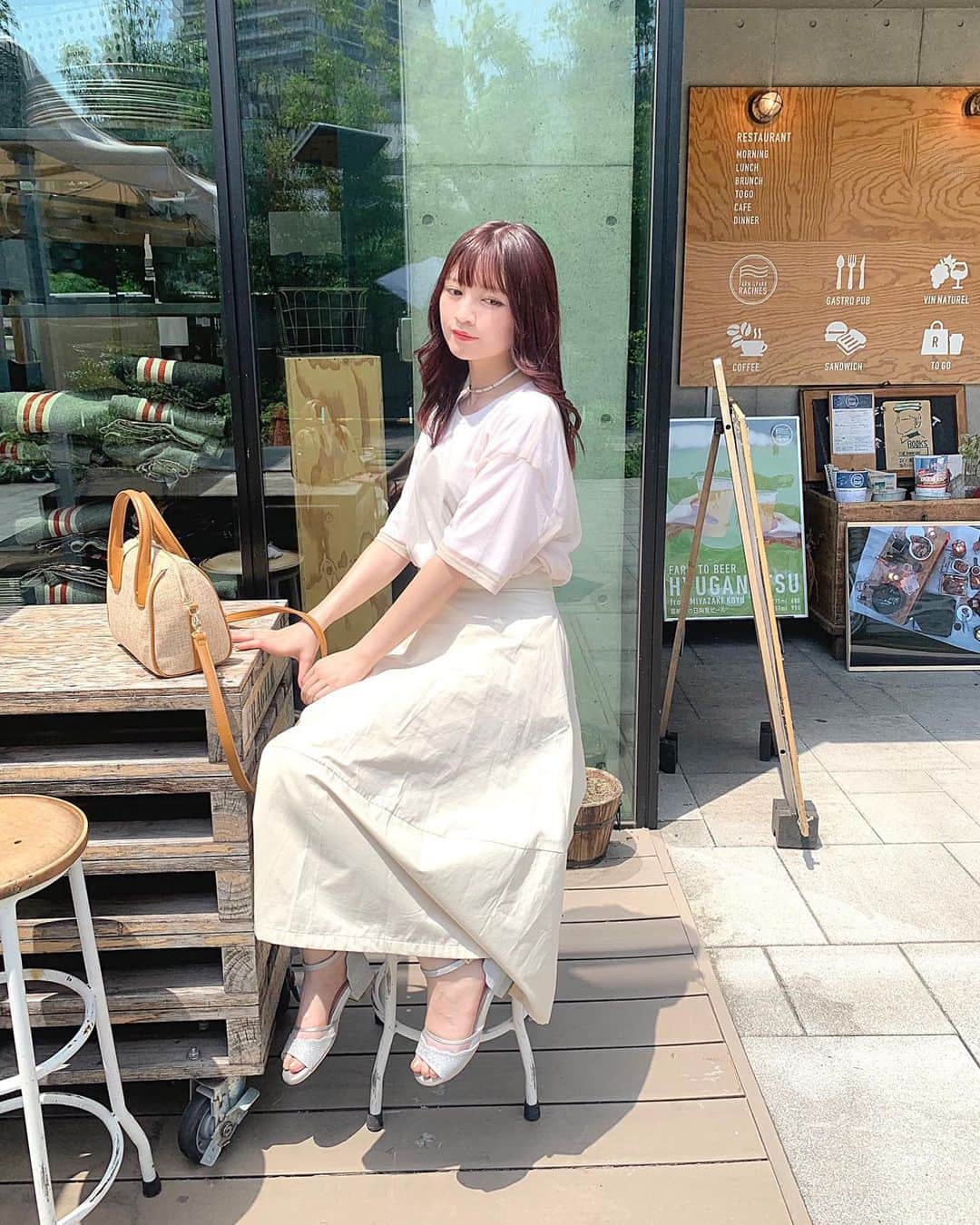 廣川奈々聖のインスタグラム：「#同系色コーデ 🐑🌷﻿ ﻿ ﻿ キラキラしたの大好きでこの靴もキラキラに惹かれて買ったんだ〜 ぺったんの靴に慣れなくて、まだ少ない出動回数だけど！笑﻿ ﻿ ﻿ Tシャツは反射なのかピンクに見えるけど スカートと同じくらいベージュ！﻿ ﻿ 身長低くても着れるロングスカートはいっぱい着まわせるよ かわいいんだ〜ಇ﻿ ﻿ ﻿ ﻿ ﻿ ﻿ ﻿ #ななせのふく#今日の私服#今日のコーデ#ホワイトコーデ#ベージュコーデ#ワンカラーコーデ#夏服#summeroutfits#zara#majesticlegon#todayscode#眩しかった、、」
