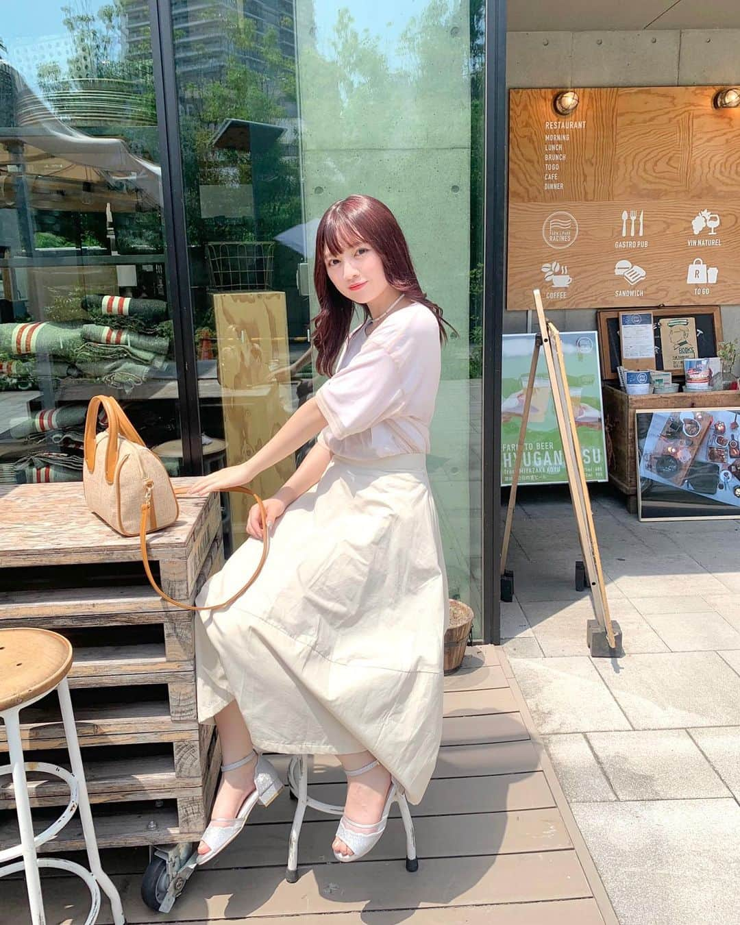 廣川奈々聖さんのインスタグラム写真 - (廣川奈々聖Instagram)「#同系色コーデ 🐑🌷﻿ ﻿ ﻿ キラキラしたの大好きでこの靴もキラキラに惹かれて買ったんだ〜 ぺったんの靴に慣れなくて、まだ少ない出動回数だけど！笑﻿ ﻿ ﻿ Tシャツは反射なのかピンクに見えるけど スカートと同じくらいベージュ！﻿ ﻿ 身長低くても着れるロングスカートはいっぱい着まわせるよ かわいいんだ〜ಇ﻿ ﻿ ﻿ ﻿ ﻿ ﻿ ﻿ #ななせのふく#今日の私服#今日のコーデ#ホワイトコーデ#ベージュコーデ#ワンカラーコーデ#夏服#summeroutfits#zara#majesticlegon#todayscode#眩しかった、、」8月4日 22時06分 - nanaseven7_u_u