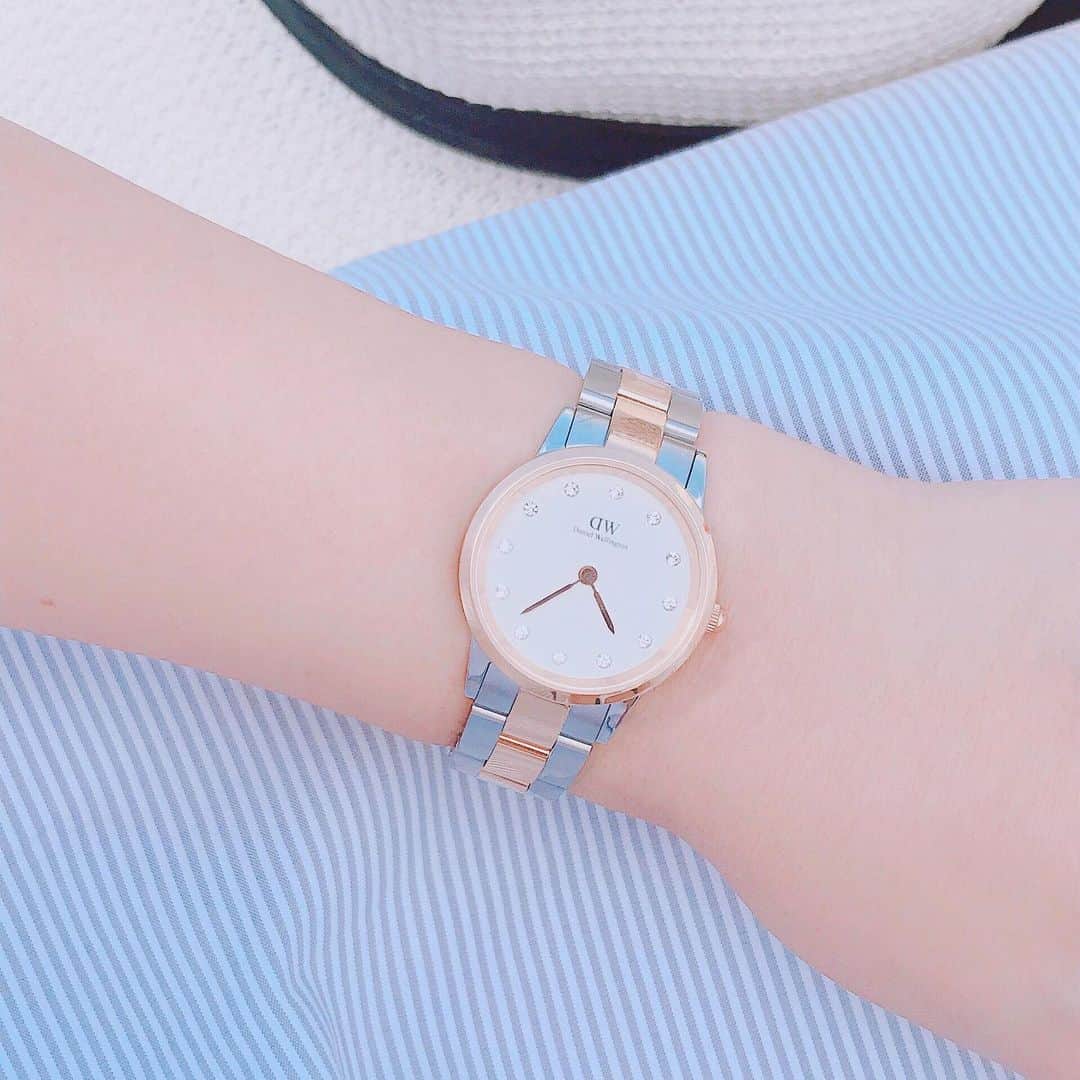 のインスタグラム：「昨日のコーデに合わせた時計は @danielwellington 💕💕﻿ ﻿ #スワロフスキー のクリスタルが素敵なシェルホワイトのフェイスにほどこされてて激かわいいの🥺💕💕💕💎﻿ ﻿ ベルトはシルバーとゴールドでシンプルなのにオシャレな感じ😚❤️﻿ ﻿ ブラウスとパンツコーデが最近多くてエレガントな大人コーデにも合うので、﻿ 気に入っててほぼ毎日付けてる☺️💕💕﻿ ﻿ ダニエルウェリントンの新作なので見てみてね〜🌼﻿ ﻿ #ダニエルウェリントン #dwlumine ﻿ #腕時計コーデ #腕時計好きな人と繋がりたい #腕時計くら部 #腕時計 #腕時計好き #大人コーデ #アラサー #アラサーコーデ #ママコーデ」