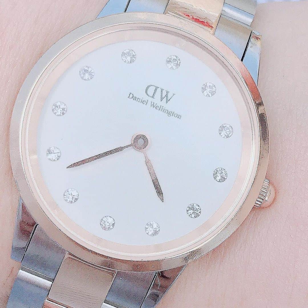 ゆうかさんのインスタグラム写真 - (ゆうかInstagram)「昨日のコーデに合わせた時計は @danielwellington 💕💕﻿ ﻿ #スワロフスキー のクリスタルが素敵なシェルホワイトのフェイスにほどこされてて激かわいいの🥺💕💕💕💎﻿ ﻿ ベルトはシルバーとゴールドでシンプルなのにオシャレな感じ😚❤️﻿ ﻿ ブラウスとパンツコーデが最近多くてエレガントな大人コーデにも合うので、﻿ 気に入っててほぼ毎日付けてる☺️💕💕﻿ ﻿ ダニエルウェリントンの新作なので見てみてね〜🌼﻿ ﻿ #ダニエルウェリントン #dwlumine ﻿ #腕時計コーデ #腕時計好きな人と繋がりたい #腕時計くら部 #腕時計 #腕時計好き #大人コーデ #アラサー #アラサーコーデ #ママコーデ」8月4日 20時39分 - yuuka_japan