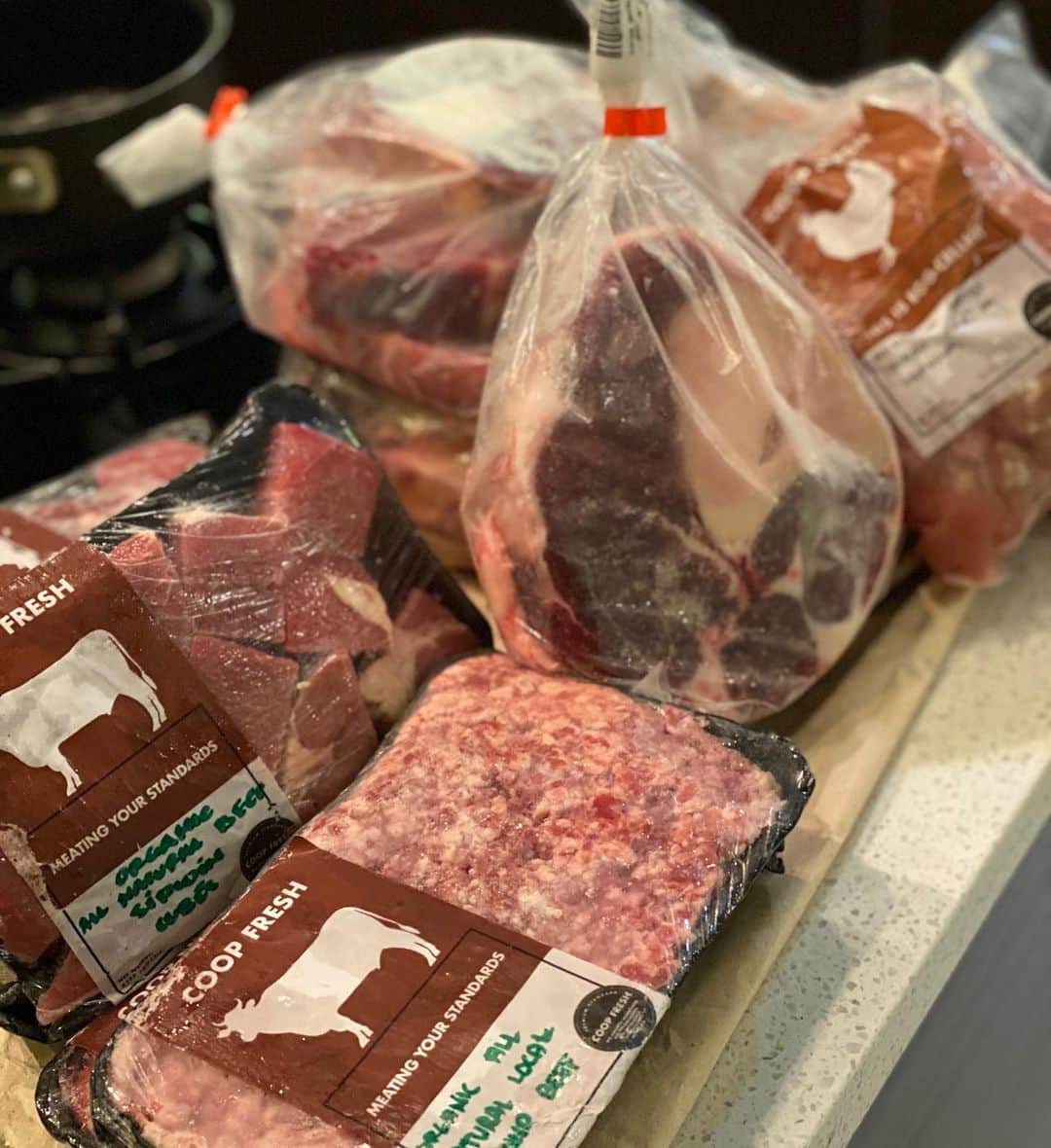 Iya Villaniaさんのインスタグラム写真 - (Iya VillaniaInstagram)「MEAT!!! Who else loves their meat? And who here is picky with the kind of meat they eat?? Been using the services of @coop.grocer and I’ve really been enjoying their selection! From organic veggies to meats! They even have fresh frozen cold pressed GATA! 😆🥥 That alone was already a win 🤣 also, their real-time inventory  means you are SURE to receive what you’ve got in your cart when you’ve checked out! 👍🏼 Download the app! Highly recommended 👍🏼 #COOPGROCER #FrictionlessFresh」8月4日 20時33分 - iyavillania