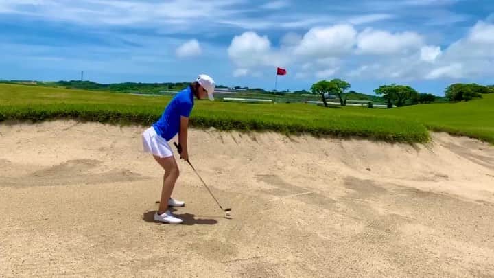 夏美のインスタグラム：「緊急事態宣言(in沖縄)出る前のラウンドでのバンカーショット⛳️🏌️‍♀️笑 バンカーはラウンドでしか学べないから、私はバンカーいっても『うわーっっ』ってならないです❗️むしろ『どんなバンカーだろう?』ってカートで楽しみだったりします❗️※実力度合いは別です笑笑 これはたまたま入りそうなくらい良いバンカーショットだったのでアップします❗️笑 ＊ みなさんはバンカー好きですか〜？？🏌️‍♀️🏌️‍♂️⛳️ ＊ ＊ こちらの動画ミスで音声ナシになっております🙏 ＊ #ゴルフ　 #golf  #golfswing  #サンドウェッジ  #バンカーショット #バンカーショット動画  #沖縄ゴルフ　 #沖縄ゴルフ練習場  #夏美の沖縄ゴルフ」