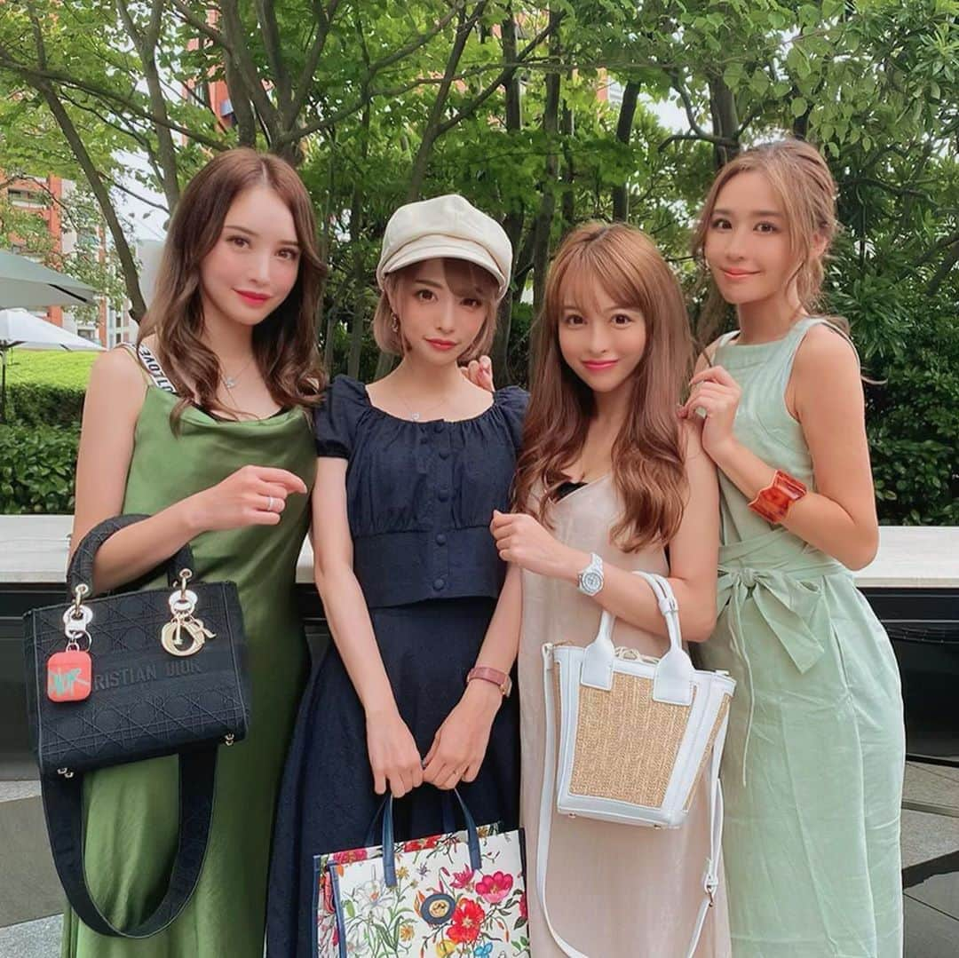 サキ吉さんのインスタグラム写真 - (サキ吉Instagram)「この前のstyle knotのランチ会❤️ 話すことありすぎて時間足りなかった～！！！🥺💞 ． @style_knot_official  8/1～夏のセールやってるよ😘 この機会にお得にゲットしてね✨ ．  #セレクトショップ #インフルエンサー #インスタグラマー #ootd #pinksxx  #styleknot #夏コーデ #ショートカット #ショートボブ #前下がりボブ #ショートアレンジ #ワンピコーデ #花柄ワンピ #プチプラコーデ  #denimstyle  #selectshop #instagood  #instalike  #instafashion」8月4日 20時42分 - sakikichi1201