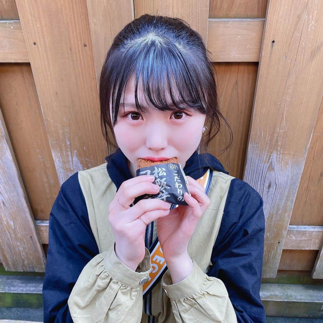 出口結菜さんのインスタグラム写真 - (出口結菜Instagram)「《⛩#おかげ横丁 #お伊勢屋本舗》﻿ ﻿ 🐄松阪牛コロッケ（¥310）﻿ ﻿ ﻿ ﻿ まだありました！伊勢シリーズ！！！！﻿ ﻿ このコロッケをもちまして最終回です😢﻿ ﻿ ﻿ ﻿ このコロッケはそんなに大きくないし、少しお値段もいい感じなんですが、﻿ ﻿ ﻿ とにかくお肉が高級感のコロッケ‼️‼️‼️笑﻿ ﻿ ﻿ 肉汁もありつつ、脂っこくなくて、何個でも行けそうになっちゃう！﻿ ﻿ ﻿ ミンチ肉の良いとこ取り！って感じ😆😆😆﻿ ﻿ ﻿ ペロリと食べました✌️✌️✌️﻿ ﻿ ほんまに一瞬やった記憶✨﻿ ﻿ 3.4口でなくなる、笑﻿ ﻿ ﻿ ﻿ 熱々で、じゃぁ芋がホクホクしてて、塩っぱいって言うより甘い系？のコロッケ！﻿ ﻿ じゃが芋がめっちゃ好きな味付けで、濃すぎず優しいじゃが芋🥔♥️﻿ ﻿ 衣もサクサクでポロポロ注意？！ってぐらいサクサク❕﻿ ﻿ ﻿ \贅沢なコロッケはひと口が小さくなる🤩/﻿ ﻿ _____________________________________________________﻿ ﻿ ❤️ 三重県伊勢市宇治中之切町94-7 ﻿ 💗五十鈴川駅から🚶‍♀️15分ぐらい﻿ 💛無休﻿ 💚9時半〜﻿ 💙お店の周りに少しテーブルと椅子があります（外）﻿ _____________________________________________________﻿ ﻿ #松阪牛コロッケ#伊勢 #伊勢神宮 #伊勢グルメ #⛩ #コロッケ #🐄 #三重#三重グルメ # #伊勢神宮おかげ横丁 #おかげ横丁食べ歩き #食べ歩き #食べ歩きグルメ #食べ歩きの旅 #食べ歩き好きな人と繋がりたい #松阪牛 #🐮 #ポニーテール  #instalike #instagood #instagood #food #yummy #グルメ #グルメ女子 #グルメ好きな人と繋がりたい #ご飯記録 #ラビグルメ」8月4日 20時42分 - yui_laby0622