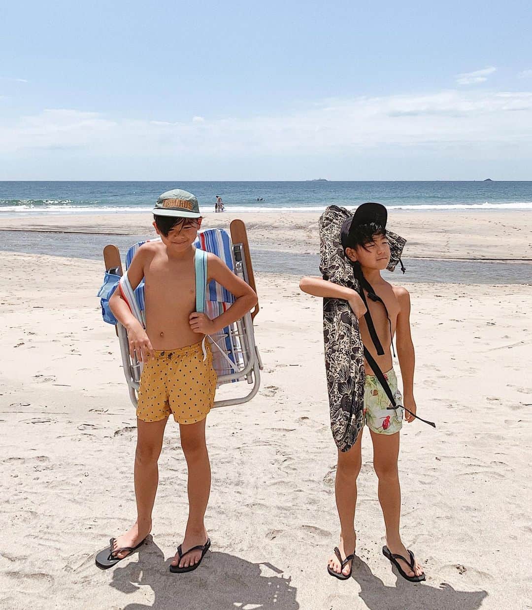 のインスタグラム：「♡︎ʾʾ ビーチボーイズ👦🏽👦🏽🌊✨🌈 . . 普段、運動はあまりしない 息子たちだけど(特に長男w) 海に来たら時間も忘れて遊んでる♡ . この日も 潮が引いた時に現れる島⁇から 飛び込みしてたよ☺︎ そして最近ブームらしく 磁石を持参して砂鉄遊びも🧲🎶 . 砂鉄ってわたしも子供の頃 ハマってたなぁ😂❤️ . . . . #丸顔の休日#下田#下田市 #beach#海のある生活 #兄弟#キッズコーデ#キッズモデル#kidsfashion #kidsmodel #親子コーデ #swimwear#zarakids#ootd#outfit#下田旅行 #伊豆旅行#海水浴#丸顔しぞーか#静岡#静岡観光#夏の思い出」