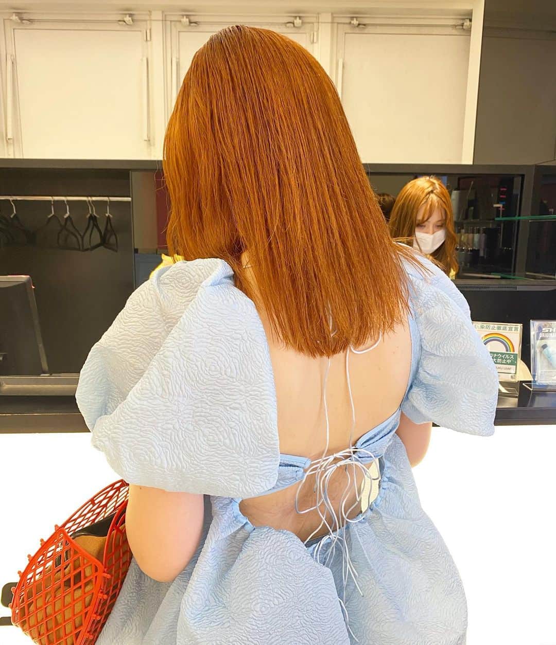 Sachiのインスタグラム：「Summer orange 🍊  (bleach+color) . HairもFashionも全部楽しんでるgirlって本当に可愛いなぁぁ。。🧡 . . #ほぼ韓ドラの話 #キングからのサイコ #shima#hair#tokyo#girl #shima_sachi」