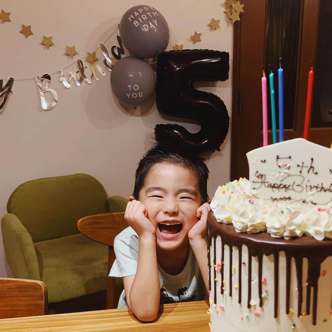 ジュジュのインスタグラム：「坊🤍5歳おめでとう🍰 . 何だか最近生まれたばっかりのきがする坊。 . もう5歳か。。。 . 初めての事ばかり経験する上の子は本当にハラハラドキドキしたり、心配したり、喜んだり、悲しんだりが忙しい.笑 #そして下の子のどっしり感に助けられて🤣 . 少し繊細で、男の子として心配する事も多かった坊だけど、5歳に近づくにつれどんどん逞しくなって、グッと男の子になった🤍💪 . 自分から挑戦したり、歩む事がとても多くなった。 . . 親はいつまでも子が心配だけど、こうやって知らないうちに成長してるんだなと思った5歳♡ . 生まれて5年経ったけど、一年ずつ見せるどんな坊も大好き🤍 .  🎂  @chocolatrepublic_kobe_official  . #坊5歳 #birthdaytrip帰りでゴハンはtakeout #終始楽しかったねーの言葉で大満足の👨👩 #ついでに🍙も大満足　 #しかしケーキtimeはいつも泣く」