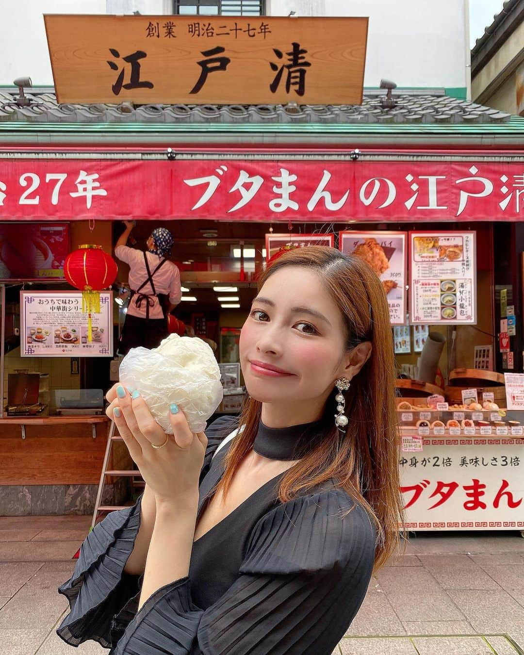 得あゆさんのインスタグラム写真 - (得あゆInstagram)「中華街といえば！豚まん🐷🥟❤️ おっきくてふわふわで美味しかった🥺 顔くらいあるよ？？？？ 幸せ幸せ幸せ〜🥺❤️❤️❤️ ・ ・ ・ ・ ・ ・ ・ ・ ・ ・ #myroute#pr#マイルート#ヨコハマをスマートに楽しもう#pr#横浜#横浜観光#観光#女子旅#豚まん#肉まん#テイクアウト#ランチ#お昼ごはん#カフェ巡り#グルメ#食べ歩き#女子会#インスタ映え#カメラ女子#撮影#お洒落さんと繋がりたい#散歩#横浜中華街#デート#中華#lunch#yokohama#japanesefood#japanesegirl#chinatown」8月4日 20時49分 - tokuayu819