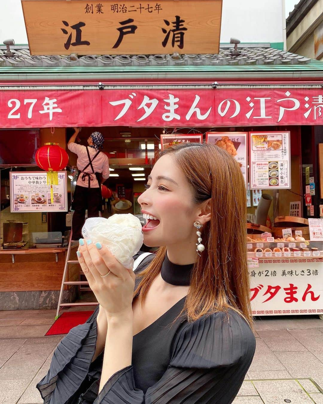 得あゆさんのインスタグラム写真 - (得あゆInstagram)「中華街といえば！豚まん🐷🥟❤️ おっきくてふわふわで美味しかった🥺 顔くらいあるよ？？？？ 幸せ幸せ幸せ〜🥺❤️❤️❤️ ・ ・ ・ ・ ・ ・ ・ ・ ・ ・ #myroute#pr#マイルート#ヨコハマをスマートに楽しもう#pr#横浜#横浜観光#観光#女子旅#豚まん#肉まん#テイクアウト#ランチ#お昼ごはん#カフェ巡り#グルメ#食べ歩き#女子会#インスタ映え#カメラ女子#撮影#お洒落さんと繋がりたい#散歩#横浜中華街#デート#中華#lunch#yokohama#japanesefood#japanesegirl#chinatown」8月4日 20時49分 - tokuayu819