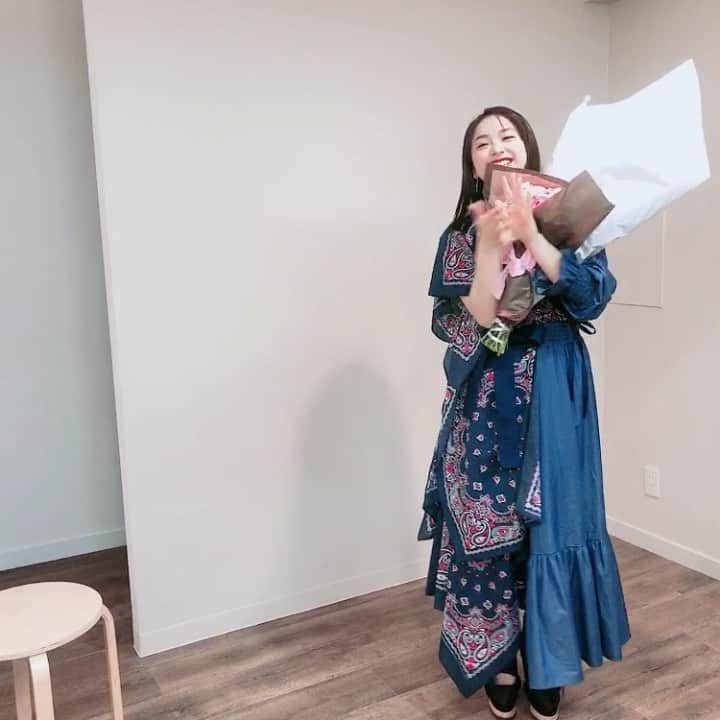川上舞乃のインスタグラム：「連載がついに最終回を迎えました！！色々したな〜🐴🐬🍣✨✨と、思ったら祐奈ちゃんのLINEスタンプに結構連載のときのものが使われていて、嬉しい〜！yuna familyの皆様はすでにゲットしてるよね〜🥺？笑  #yunafamily  #週刊ザテレビジョン #yunatube #平祐奈」