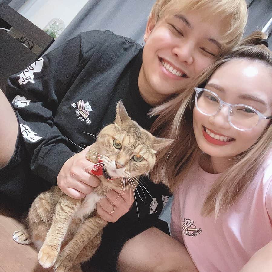 ゆりのインスタグラム：「この間かわいいTシャツいただいたのでペアルックしました🐱」