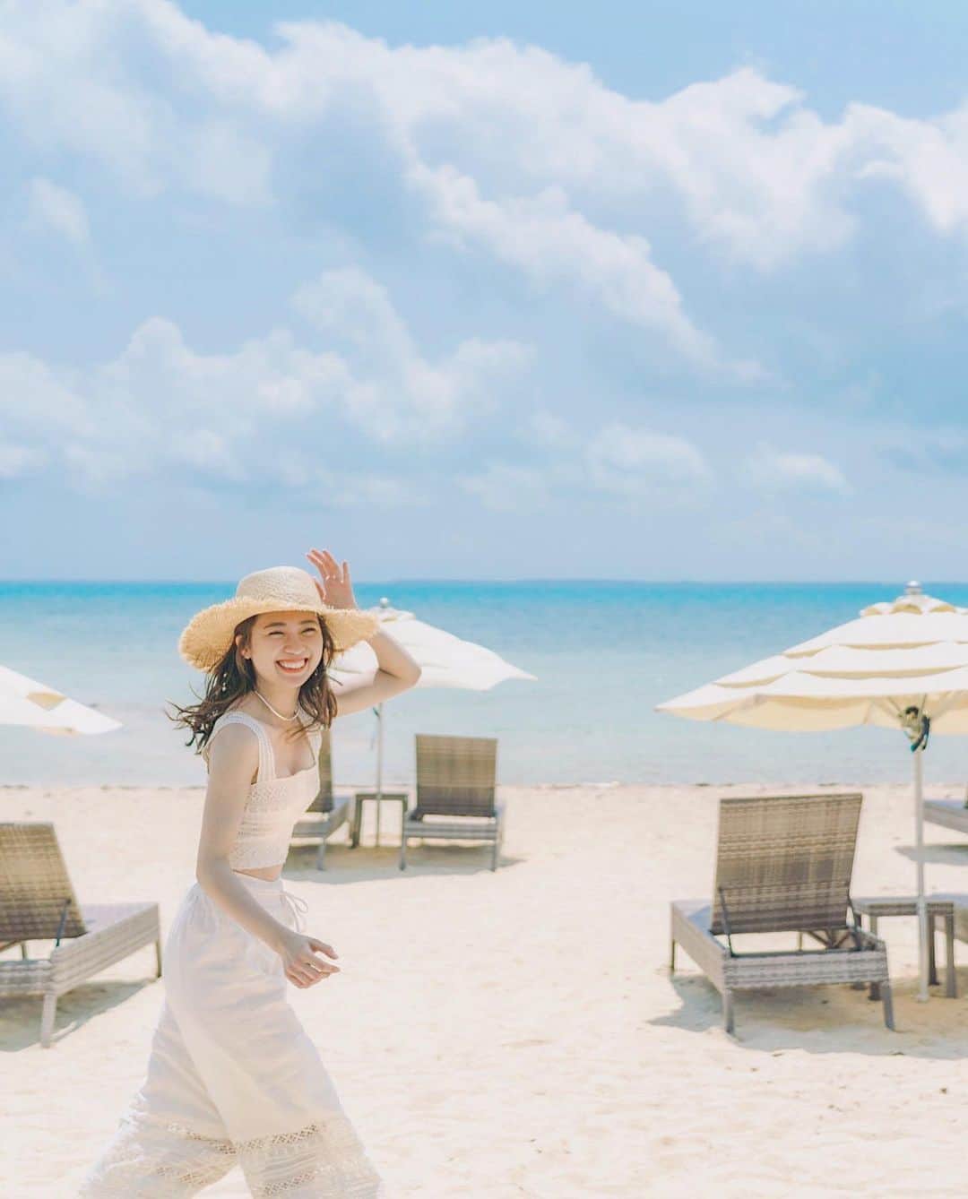 mikicoco00のインスタグラム：「* * 今日も暑かったですね〜☀️ 眩しすぎて目はほぼ空いてない笑 泳げないし、足つるけど海大好き〜♡ * 今年の夏は帰省も旅行も出来ないけど、 楽しく過ごしたいですね🍉🌽 * * * * #梅雨明け#沖縄#小浜島#旅行 #折り畳み#帽子#海#綺麗  #okinawa #kohamajima」