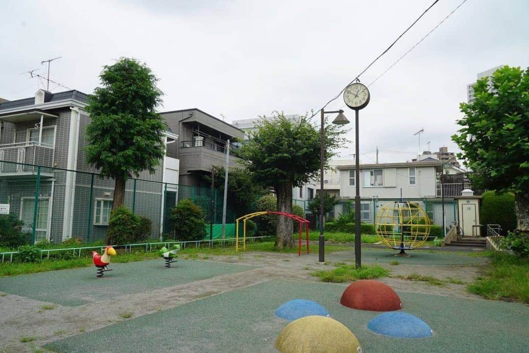 せたがやクラソンのインスタグラム：「『完成しましたプラスワン 102』﻿ ﻿ ・東急田園都市線駒沢大学駅 徒歩7分 ・13.7万円・33.95㎡・1LDK ___________________________________________________________________﻿ ﻿ 田園都市線 駒沢大学駅から歩いて7分ほどのところに完成したお部屋をご紹介します。 住宅街の中の静かな場所にあります。  9.25帖のLDKと、5.5帖の洋室の1LDK。 電気がなかったのでちょっと暗めに写ってしまってますが、木の床が気持ちいい落ち着く感じのお部屋です。こちらは室内で飼育できる犬か猫、1匹なら一緒に暮らせます。 当然ながら、新築ですのでいろんな設備、水回りも新品ピッカピカ。大事ですよね。  キッチンはコンパクトなのでがっつり料理は作らないって方、もしくは作業台を別で設けよう、という方にいいとおもいます！ 玄関のテラコッタタイルと木の感じも素敵でしたよ。  ▼この物件の詳細、﻿ そのほかのお部屋はプロフィールのリンクから﻿ @setagayakurasson﻿ ___________________________________________________________________﻿ ﻿ 「オンラインでお部屋探し」スタートしました！ ご相談お待ちしております。 ﻿ ﻿https://setagayakurasson.com/online _____________________________________________________________________﻿ ﻿ #せたがやクラソン #せたがやンソン #賃貸 #お部屋探し #世田谷区 #世田谷散歩 #リノベーション #賃貸インテリア #日常 #オンラインお部屋探し #引っ越し #内見 #部屋   #田園都市線 #桜新町  #駒沢大学  #ひとり暮らし  #ペットと暮らす  #犬のいる暮らし  #新築  #ドッグラン  #駒沢公園  #インテリア  #リビング  #のんびり  #テラコッタ  #犬 #外観 #猫のいる暮らし」