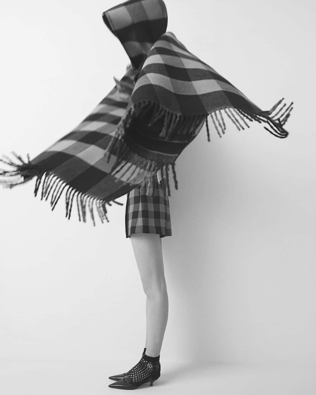 The Fashion Postさんのインスタグラム写真 - (The Fashion PostInstagram)「#TFPExclusive Dior Fall 2020 Collection by Bibi Borthwick  【限定公開】気鋭写真家ビビ・ボスウィックが捉えたディオール 2020 フォール コレクション  ビビ・ボスウィックは写真家のマーク・ボスウィックとファッションデザイナーのマリア・コルネホを両親に持ち、14歳より写真をスタートさせたパリ出身の写真家。  『Dazed』や『POP』といったファッション誌をはじめ、数々のファションブランドのビジュアルも撮影しており、親密でナチュラルなファッションフォトグラフィーやポートレート作品で知られている。現在はロンドン在住。  photography: Bibi Borthwick  #TFP #TheFashionPost #Dior #ディオール #DiorFall20 #MariaGraziaChiuri #BibiBorthwick」8月4日 21時00分 - tfpjp