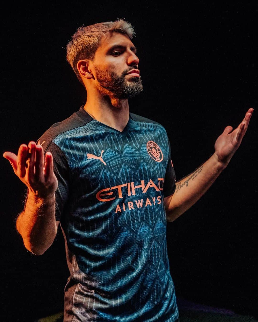 PUMA Footballさんのインスタグラム写真 - (PUMA FootballInstagram)「Swipe for some iconic BTS from our @mancity kits photoshoot 🕵️🕵️‍♀️」8月4日 21時01分 - pumafootball