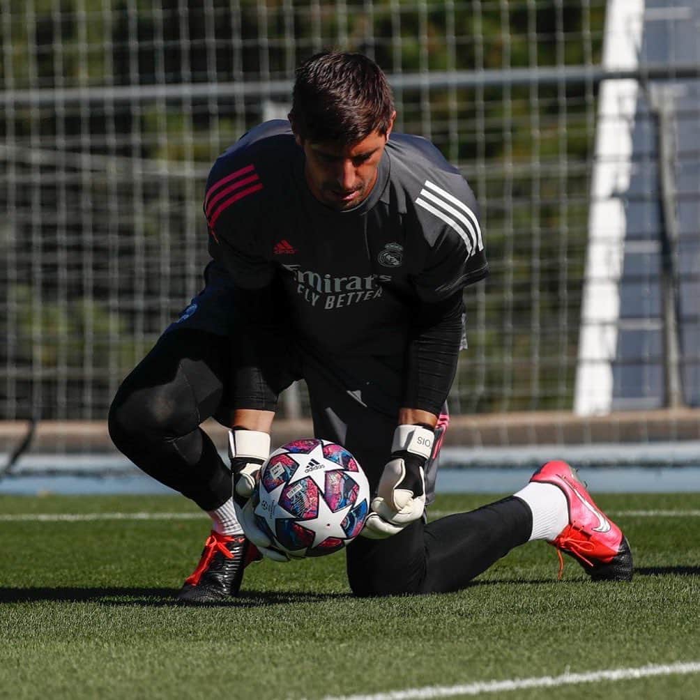 ティボ・クルトゥワのインスタグラム：「Ser cada día un poco mejor y estar listo para el reto que está a punto de llegar, un gran objetivo! 💪🏻💫 #HalaMadrid」