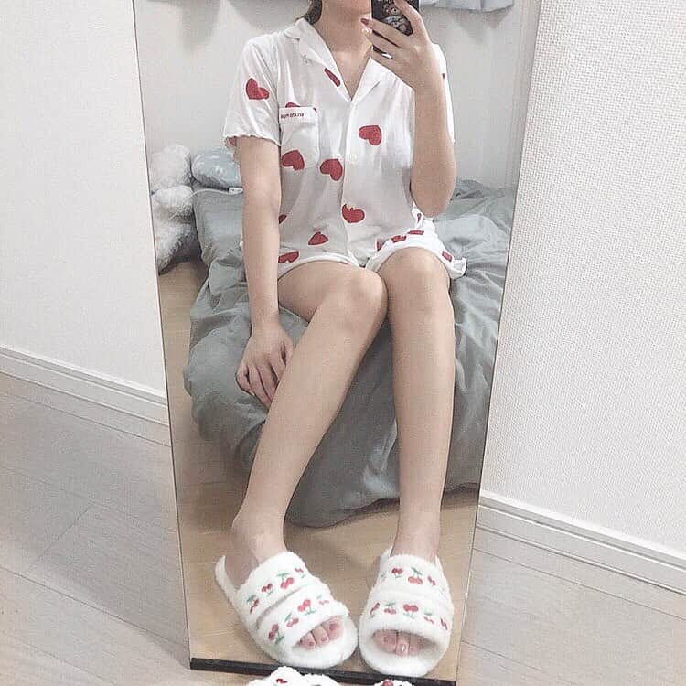 のインスタグラム：「. パジャマとスリッパ☺︎ . . #ジェラピケ #gelatopique #パジャマ #部屋着 #部屋 #roomwear」
