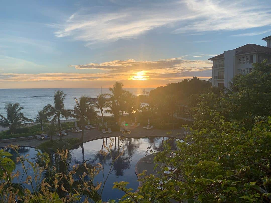 のインスタグラム：「Japanese sunset I pray for peace☀️ ・ 夕日をみると心が洗われる🙏 #沖縄の夕日#夕日#沖縄#お盆 #okinawa#サンセット#サンセットビーチ#ブセナテラス#beach#sunset #japaneseview#loveandpeace#sunsetgram」