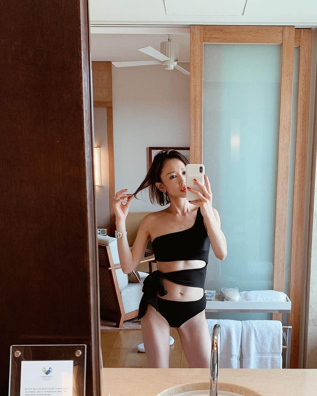 asami0510のインスタグラム：「少し前だけど久々の沖縄旅行🌞 最近インスタ全然アップしてなかったからまたしていこっとw 水着は @mirror9official でSALE中みたい❤︎ #沖縄　#旅行　#okinawa」