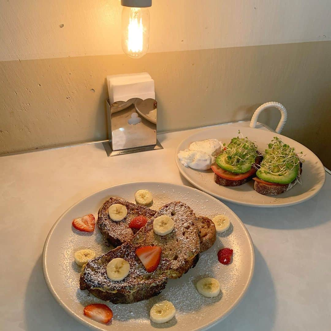 あかねぴさんのインスタグラム写真 - (あかねぴInstagram)「.﻿ ﻿ breakfastclubtokyo🍞♡﻿ ﻿ アボカドトーストおいしかった🥑﻿ また食べたい☺️💕  . #breakfastclubtokyo #lunch #nakameguro﻿ #avocado #toast #fruits #cafe #frenchtoast  #中目黒カフェ #トースト #ランチ #カフェ」8月4日 21時03分 - akanepi0426